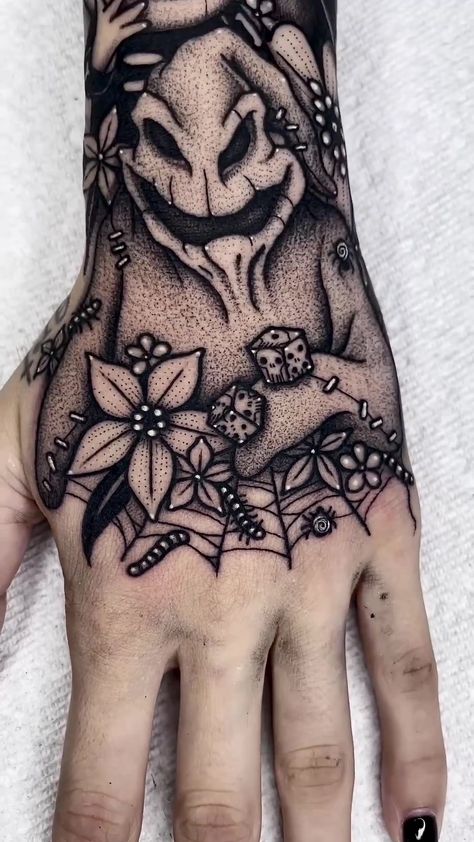 Oogie Boogie Hand Tattoo, Disney Arm Sleeve, Gotik Tattoo, Cute Halloween Tattoos, Halloween Tattoos Sleeve, Disney Sleeve Tattoos, Tim Burton Tattoo, Catrina Tattoo, Tattoos Mandala