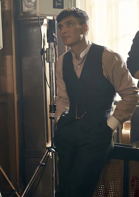 best of peaky blinders on Twitter: "cillian murphy in a waistcoat >… " Peaky Blinders Series, Peaky Blinders Characters, Peaky Blinders Wallpaper, Peaky Blinders Thomas, Peaky Blinders Tommy Shelby, Cillian Murphy Peaky Blinders, Herren Style, Tommy Shelby, Man Standing