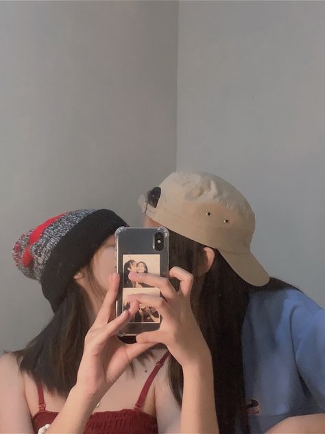 #wlw #wlwcouple #couplemirrorselfie Pic Ideas With Girlfriend, Aesthetic Couple Pics Wlw, Girlfriends Picture Ideas, Couple Poses Girlfriends, Wlw Cute Pics, Wlw Couple Picture Ideas, Wlw Photo Ideas, Wlw Pictures To Recreate, Wlw Mirror Pic