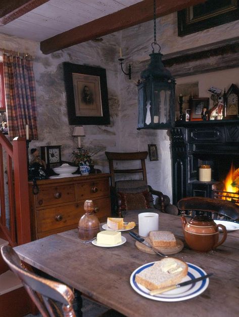 Scottish Cottages, Welsh Cottage, Irish Cottage, Country Cottage Decor, Cottage Interior, Cottage Kitchens, Cottage Interiors, Cottage Living, Family Room Design