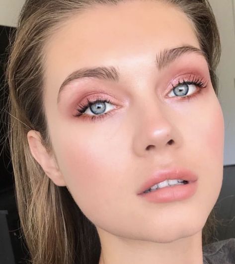 pink eyeshadow #beauty Reddish Pink Eye Makeup, Natural Makeup By Skin Tone Range, Simple Pinkish Makeup Look, Romantic Makeup Looks Blue Eyes, Bright Inner Eye Makeup, Pink Bronze Eye Makeup, Sparkle Bride Makeup, Delicate Makeup Looks, Simple Rose Makeup