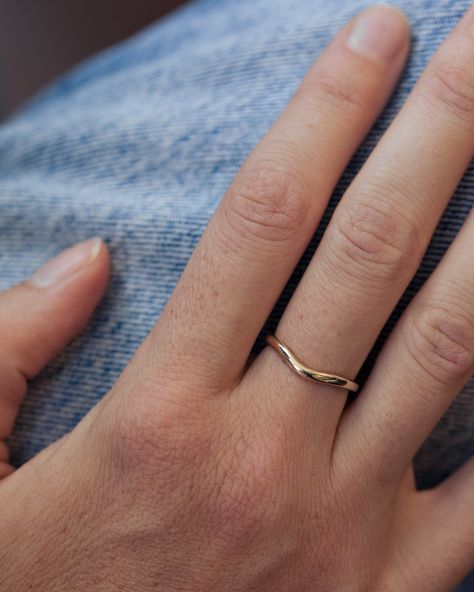 Wedding Rings Without Stones, Gold Ring Minimalist, Timeless Wedding Ring Sets, Wavy Wedding Band, Everyday Rings Gold, Minimalistic Wedding Ring, Wedding And Engagement Rings Set, Wedding Bands Simple, Wave Wedding Band