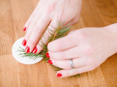 The holiday experts at HGTV.com show you how to make a DIY pressed clay Christmas tree ornament. Clay Ornaments Diy, Diy Snowman Ornaments, Ornaments Homemade, Dough Ornaments, Clay Christmas, Elf Ornaments, Polymer Clay Christmas, Homemade Decor, Gold Diy