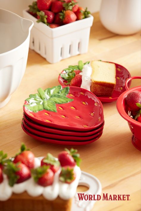 Painted Strawberry, Strawberry Dishes, Appetizer Salad, Snacks And Desserts, Strawberry Kitchen, Small Dishes, Appetizer Plate, Clay Diy Projects, Salad Dessert