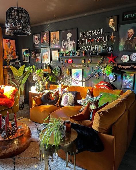 Maximumlist Living Room, Boho Grunge Home Decor, Maximalist Decor With Plants, Home Decor Eccentric, Hipster House Decor, Vintage Electric Home Decor, Eccentric Living Room Decor, Apartment Eclectic Aesthetic, Funky Small Living Room