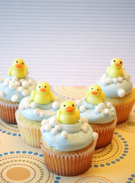 Rubber Duck First Birthday Party Ideas - Partymazing Rubber Ducky Balloon Arch, Duckling Cupcakes, Pasteles Baby Shower, Ducky Baby Shower Ideas, Rubber Ducky Baby Shower Ideas, Ducky Cupcakes, Rubber Duck Cake, Duck Birthday Theme, Duck Baby Shower Theme