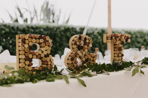 Wedding Cork Decorations, Cork Diy Wedding, Champagne Cork Wedding Ideas, Wine Bottle Decorations Wedding, Wine Cork Centerpiece Wedding, Wine Bottle Wedding Decorations, Wedding Corks Ideas, Cork Wedding Decor, Wine Bottle Decor Wedding