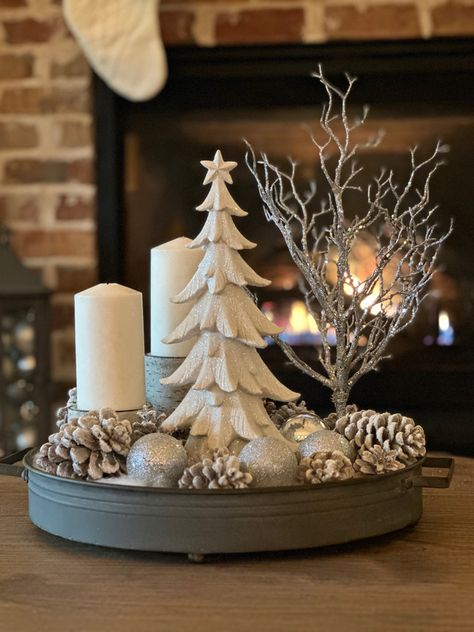 Christmas Decor Ideas White And Green, Christmas Tray Decor Ideas, Christmas Dining Table Decorations, Metallic Table, Dining Table Decorations, Xmas Centerpieces, Christmas Coffee Table Decor, Christmas Decorations Centerpiece, Tray Decor Christmas