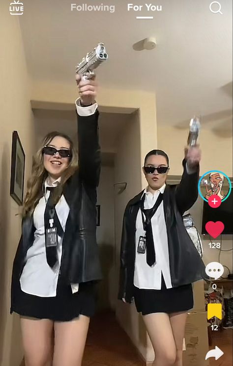 Mib Group Costume, Black And White Halloween Costume Ideas, Spy Duo Costume, Simple Super Hero Costumes, Fbi Costume Woman Diy, Spy Group Costume, Spy Agent Costume, Halloween Last Minute Costume Ideas, Halloween Spy Costumes Women