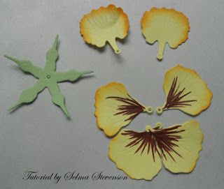 Build A Flower, Flori Fondant, Paper Petals, Săpunuri Handmade, Acetate Cards, Foam Flower, Miniature Flowers, Fondant Flowers, Paper Flower Template