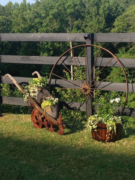 Farm Implements In The Garden, Wagon Wheel Decor Outdoor, Outside Yard Decor, Wagon Wheel Decor, Rustic Landscaping, Rustic Backyard, House Country, House Simple, Garden Junk