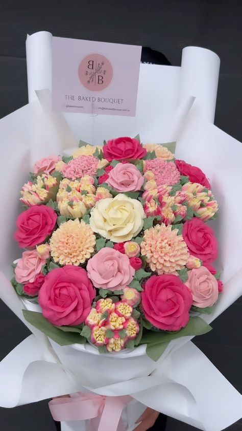 Baked Bouquet Cupcake Flower, Edible Flower Bouquet, Bouquet Of Cupcake Flowers, Pink Cupcake Bouquet, Flower Cake Bouquet, Bouquet Of Flowers Cake, Bouquet Cupcakes Tutorial, Diy Cupcake Bouquet, Cupcake Bouquet Valentines Day