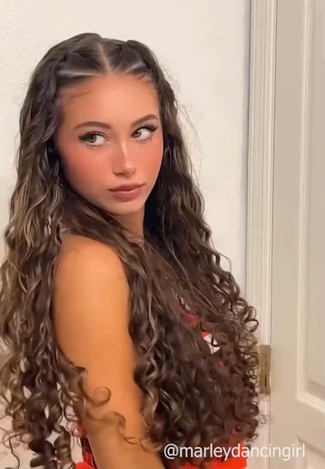 Hairstyles For Italy, Hair Vacation, Hairstyle For Vacation, Vacation Curly Hair, Curly Hairstyles For A Concert, Hairstyle Long Curly Hair, Beach Hair Ideas Hairstyles, Hawaii Hairstyles For Curly Hair, Hair Styles Beach