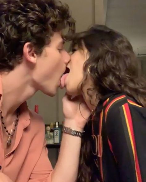 Shawn Mendes Kissing, Shawn Camila, Shawn Mendes Girlfriend, Cabello Hair, Romantic Kiss, Romantic Videos Couples, Cute Couples Hugging, Kissing Couples, Cute Couples Kissing