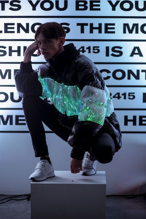 Wearable tech brand Twentyfour15 shocks nobody at London Fashion Week Led Jacket, High Tech Fashion, Tech Outfit, Tech Brand, Smart Textiles, E Textiles, People Reading, London Fashion Weeks, New Technology Gadgets