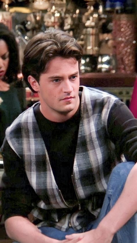 Chandler Bing Haircut, Friends Outfits 90s Men, Matthew Perry Aesthetic, Chandler Bing 90s, Young Chandler Bing, Matthew Perry Wallpaper, Chandler Bing Season 1, Chandler Core, Matthew Perry 90s