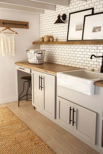 52 Trend Small Laundry Room Design Ideas that you Can Try - Matchness.com Diy Laundry Room Makeover, Mudroom Laundry Room Ideas, Modern Tile Designs, Farmhouse Home Design, Rustic Laundry Rooms, Tiny Laundry Rooms, Room Storage Diy, Laundry Room Doors, Mudroom Laundry Room