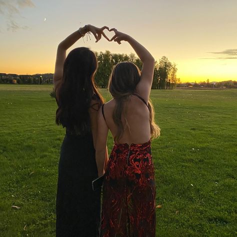 Friend Prom Picture Poses, Picture Poses For Prom, Poses For School Dance Pictures, Friend Homecoming Poses, Best Friend Poses Formal, Prom Photos Ideas Best Friend, Cute Prom Pics With Bestie, Besties Prom Pictures, Best Friend Dance Pictures