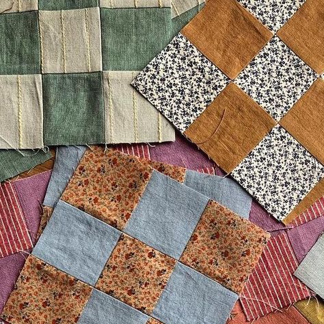 Evah B. on Instagram: "A squishy pile of 9 patches for a super scrappy #goldiequilt ✨ With lots of linen, hand dyed cottons, vintage florals & delicious wovens - I have a good feeling about this one. #goldiesal #thencamejune #thencamejunepatterns #scrapquilt #linenquilt #linen #stonewashed #vintagefabric #quilt #quilting #handmade #plantdyed #naturaldye #vintageflorals #patchwork #patchworkquilt #handmademarket #textileart #modernquilt" Beginner Quilt Square Patterns, Hand Stitching Quilts, Scrap Patchwork Quilts, Vintage Patchwork Quilt, Square Patchwork Quilt, Handsewn Quilt, Man Quilt Patterns, Small Quilted Gifts To Make, Patchwork Quilt Aesthetic