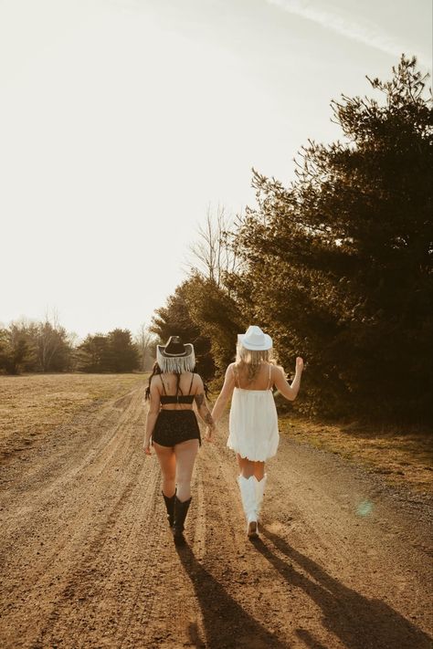 Western Photoshoot Ideas Best Friends, Best Friend Country Photoshoot, Country Best Friend Pictures, Bestfriend Photo Shoot Ideas Bestfriends, Midnight Photography, Bestie Shoot, Western Photoshoot Ideas, Bestie Photoshoot, Country Best Friends