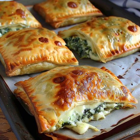 Cheese and Spinach Stuffed Pastry Stuffed Pastry, Spinach Puff, Cheese Puff Pastry, Crock Pot Recipes, Savory Pastry, Fresh Spinach, Puff Pastry Recipes, Spinach And Cheese, Carne Asada