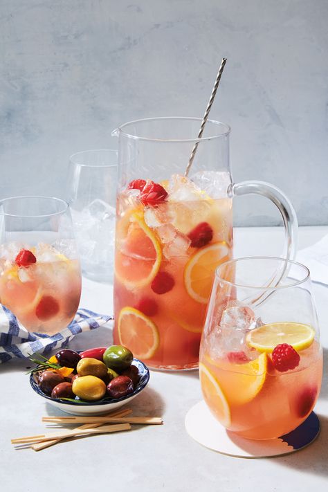 Best Sangria Recipe, Blackberry Sangria, White Sangria Recipe, Red Sangria Recipes, Easy Sangria Recipes, Berry Sangria, Red Wine Sangria, Traveling Vineyard, White Wine Sangria