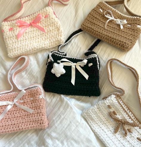 Confection Au Crochet, Mode Crochet, Crochet Bows, Crochet Business, Kawaii Crochet, Crochet Design Pattern, Bow Bag, Crochet Clutch, Crochet Fashion Patterns