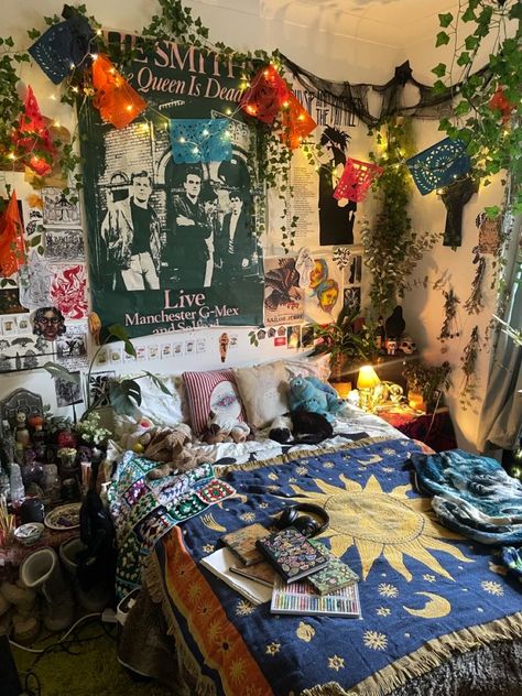 Clutter Core Aesthetic Bedroom, 90s Whimsigoth Bedroom, Hippie Bedroom Aesthetic, Hippie Grunge Room, Hippie Room Aesthetic, Alt Room Decor, Hippy Room, Chill Room, Home Decor Aesthetic