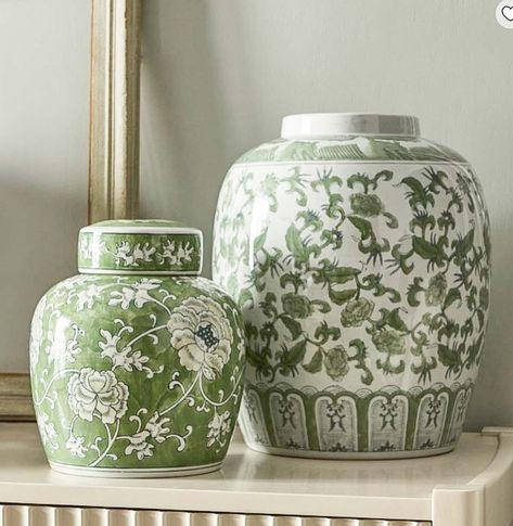 The Weekly Muse: 10th Edition Green Chinoiserie Vase, Green Chinoiserie Decor, Blue And Green Decorating Ideas, Modern Chinoiserie Bedroom, Ginger Jars Decor, Chinoiserie Kitchen, Green White Decor, Ginger Jar Painting, Chinoiserie Bedroom