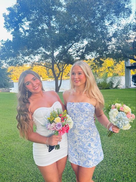 White Floral Hoco Dress, Semi Formal Dresses Floral, Hoco Dresses Short Red, Hoco Color Ideas, Hoco Dresses Inspo Short, Short Prom Dresses Aesthetic, White Homecoming Dress Couple, Spring Hoco Dresses, Hoco Dresses Preppy