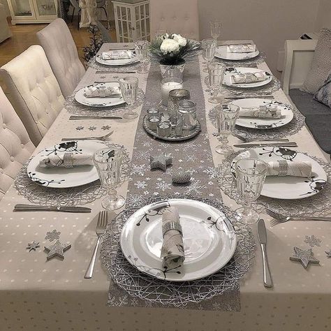 Silver Christmas Dining Table Decor, Silver Table Settings Ideas, White And Silver Christmas Table Decor, Christmas Table Ideas Silver, Silver And White Christmas Table Decor, Christmas Table Settings Silver, Silver And White Table Setting, Silver Christmas Table Settings, Silver Table Setting