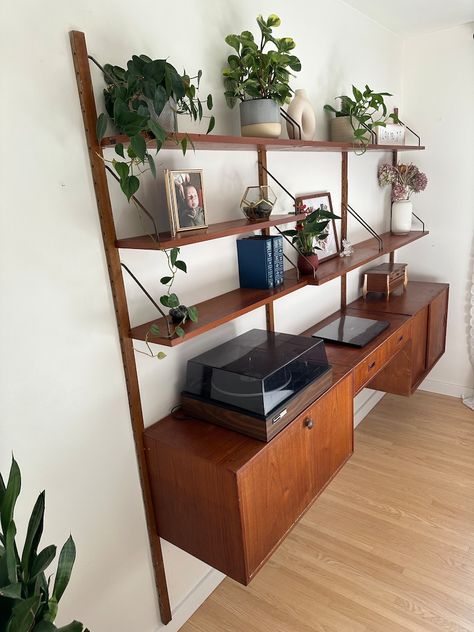 Mid Century 1960s Modular Danish Teak and Brass Royal System Poul Cadovius Style Bookshelf Three Bay Wall Unit Desk - Etsy 1960 Furniture Living Rooms, Midcentury Built In Desk, Mid Century Studio Apartment Ideas, Midcentury Modern Bookshelf Wall, Mcm Modular Wall Unit, Mid Century Bookshelf Styling, Bookshelf Mid Century Modern, Diy Mcm Wall Shelves, Mid Century Shelf Styling