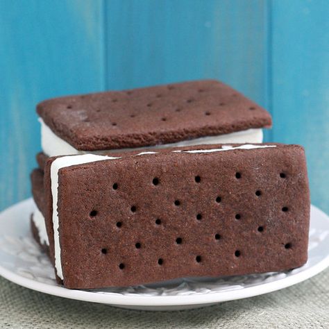 Classic Ice Cream Sandwiches | Tracey's Culinary Adventures Waffle Ice Cream Sandwich, Vanilla Ice Cream Sandwich, Homemade Ice Cream Sandwiches, Crispy Chocolate Chip Cookies, Ice Cream Sandwiches Recipe, Ice Cream Sandwich Cake, Ice Cream Cookie Sandwich, Easy Ice Cream, Keto Ice Cream