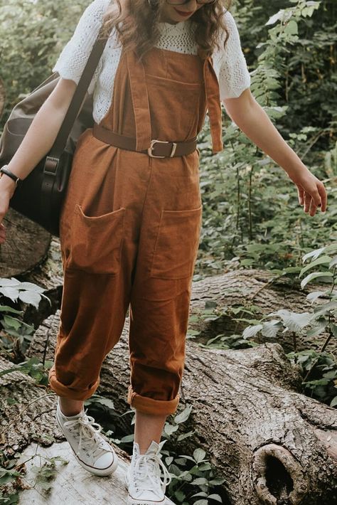 Warm brown dungarees, white knitted short sleeve top, brown belt and off white trainers. @katielucydeacon. Cottagecore Outfit, Corduroy Dungarees, Mode Hippie, Cottagecore Outfits, Look Retro, Cottagecore Fashion, Mode Boho, Neue Outfits, Ethical Clothing