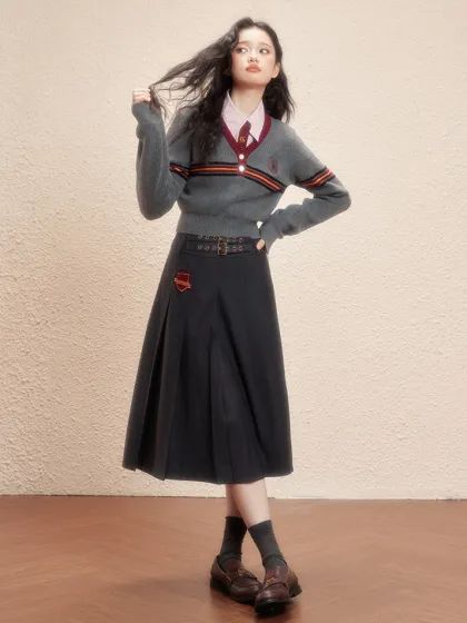 Gryffindor Uniform, Gryffindor Outfit, Steampunk Fashion Female, School Uniform Fashion, Back To School Fashion, Harry Potter Outfits, Grey Pullover, A Skirt, Outfits With Hats