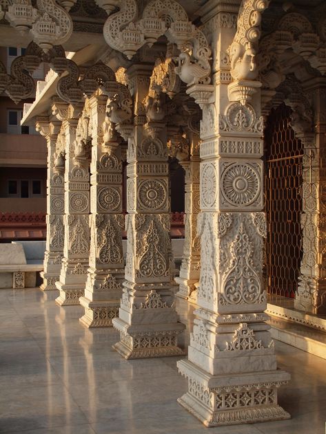 Delhi - Akshardham temple | Stefan Hajdu | Flickr Hindu Temple Interior, Akshardham Temple Delhi Photography, Temple Aesthetics Indian, Indian Temple Pillar Design, Indian Aesthetic Architecture, Hindu Temple Aesthetic, Indian Temple Aesthetic, Akshardham Temple Delhi, Delhi Akshardham