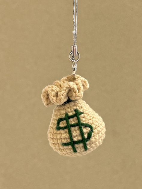 Cool Crochet Keychains, Crochet Money Bag, How To Crochet A Keychain, Crochet Keychains Patterns Free, Crochet Keychain Pattern Free, Amigurumi Keychain Pattern, Crochet Football Pattern, Key Chain Crochet, Money Sack