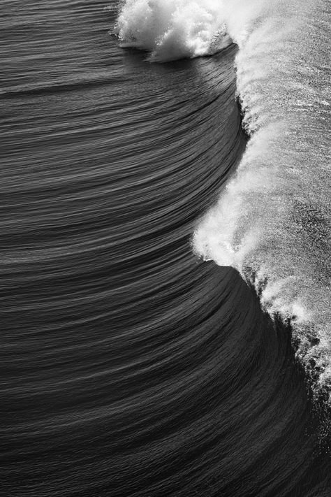 Simple Nature Photography | Surf by Kevin Jara  | Check out more great content at: http://www.emrld14.com No Wave, Photo Hacks, Surfing Waves, Foto Art, Ocean Wave, Jolie Photo, Black White Photos, White Photo, Pics Art