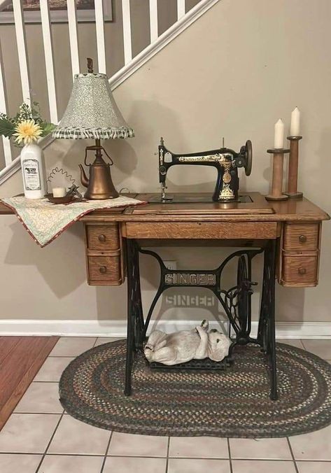 Decorating With Antique Sewing Machine, Old Singer Sewing Machine Ideas, Singer Sewing Machine Ideas, Singer Sewing Machine Repurposed, Antique Sewing Machine Table, Old Sewing Machine Table, Farmhouse Style Living Room Decor, Vintage Sewing Table, Singer Sewing Tables