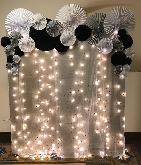 Photobooth Ideas Diy Backgrounds, Farewell Ideas Decoration, Farewell Stage Decoration Ideas College, New Years Eve Party Ideas Decorations Photo Backdrops, Noticeboard Decoration Ideas, Paper Backdrop Ideas, Farewell Backdrop Ideas, Bday Backdrop Ideas, Paper Fans Decoration Backdrops