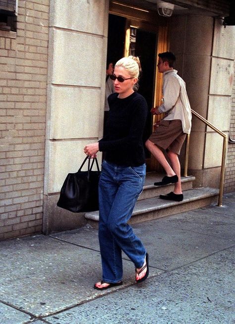 Carolyn Bessette-Kennedy Carolyn Bessette, 15 Makeup, Minimalist Moda, Looks Jeans, Lauren Hutton, Meg Ryan, Quoi Porter, Sharon Tate, John John