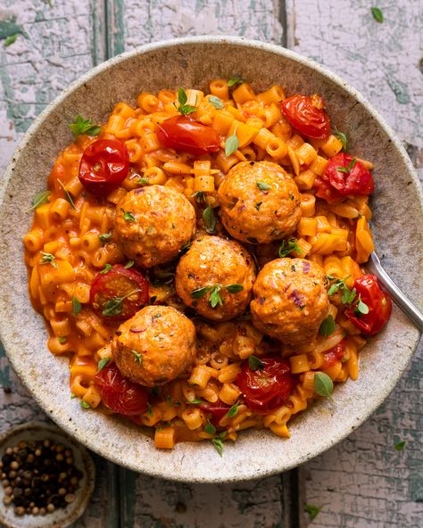 Bonjour à tous! Pour la recette du jour, je vous propose une recette bien gourmande, réconfortante et surtout délicieuse : des boulettes de poulet accompagnées de pâtes façon risotto au parmesan, tomates et courgette. Que du bonheur! Cette recette est inspirée des nombreuses recettes d’orzo que j’ai pu partager avec vous et que vous aimez...Lire la suite Pasta Recipes, Confort Food, Healthy Food Dishes, Eat Veggies, Food Matters, Batch Cooking, Orzo, Food Hacks, Food Dishes