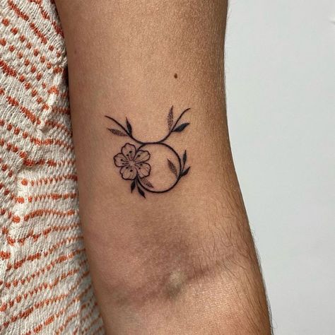 Horoscope Taurus Tattoo, Male Knee Tattoo Ideas, Tattoo Ideas Zodiac Signs Taurus, Taurus Heart Tattoo, Small Tattoo Taurus, Zodiac Sign Taurus Tattoos, Cute Taurus Tattoo For Women, Tattoo Ideas Taurus Zodiac Signs, Taurus Tattoo With Flowers