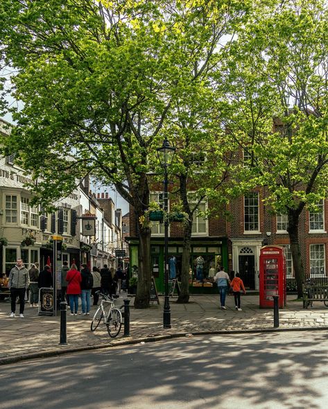 Prettiest neighbourhood in London? I might be biased but Richmond is definitely one of the prettiest, plus there are not many places where you bump into 🦌🦌 on your morning run 🏃😅 #prettycitylondon #loverichmond #richmondpark Richmond London Houses, Richmond London Aesthetic, London City Aesthetic, Life In Uk, Flats In London, Living In London Aesthetic, London In Summer, London Life Aesthetic, Richmond England