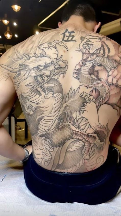 Men Back Tattoos, Guys Hand Tattoos, Tattoos For Guys Hand, Yakuza Style Tattoo, Tato Phoenix, Japanese Back Tattoo, Asian Dragon Tattoo, Men Back, On Tattoo