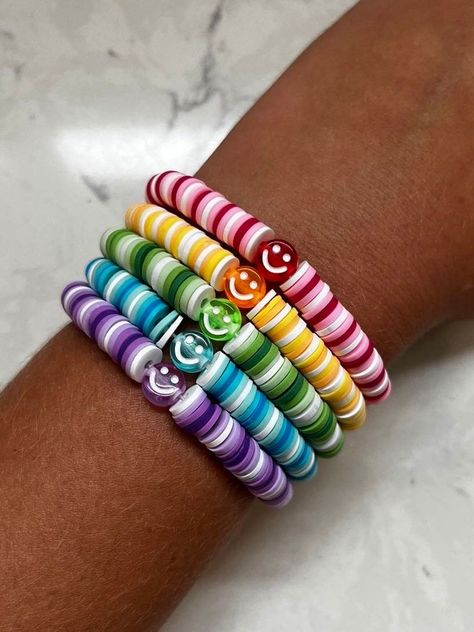 Clay Bead Bracelet Ideas Rainbow, Bracelets Colors Ideas, Clay Bracelets Diy, Cute Bracelets Ideas, Cool Bracelet Ideas, Rainbow Clay Bead Bracelet, Preppy Clay Bead Bracelets, Bracelets Preppy, Bracelet Pictures