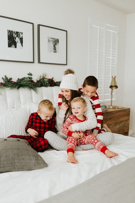 Christmas jammies for the whole family | merricksart.com Christmas Pajama Pictures, Christmas Pictures Friends, Family Christmas Pictures Outfits, Dog Christmas Pictures, Christmas Couple Pictures, Christmas Pictures Outfits, Christmas Family Photoshoot, Xmas Photos, Christmas Pj