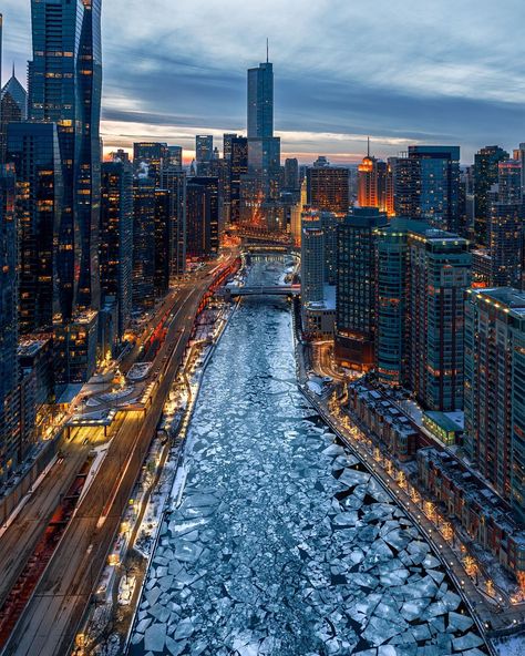 📷 @waywelling #winter #chiberia #chicago Chicago Activities, Frozen River, Chicago Aesthetic, Chicago Pictures, Chicago At Night, Chicago Winter, Tall Buildings, Chicago Photos, Chicago Travel