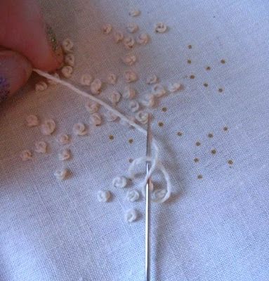 A Colonial Knot is a little different that a French Knot.  It doesnt make that little doughnut.  It makes a good tied knot but wrapping the needle in a figure eight. Colonial Knot, Tied Knot, Diy Sy, French Knot Embroidery, Sew Ins, Crazy Quilting, French Knots, French Knot, Hand Embroidery Stitches