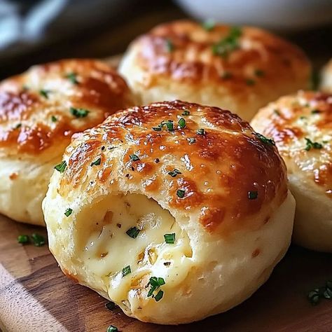 Homemade Cheddar Biscuits, Biscuit Balls Recipe, Cheesy Biscuits, Pillsbury Biscuits, Cheesy Appetizer, Bombe Recipe, Biscuits Easy, Cheesy Bread, Butter Cheese